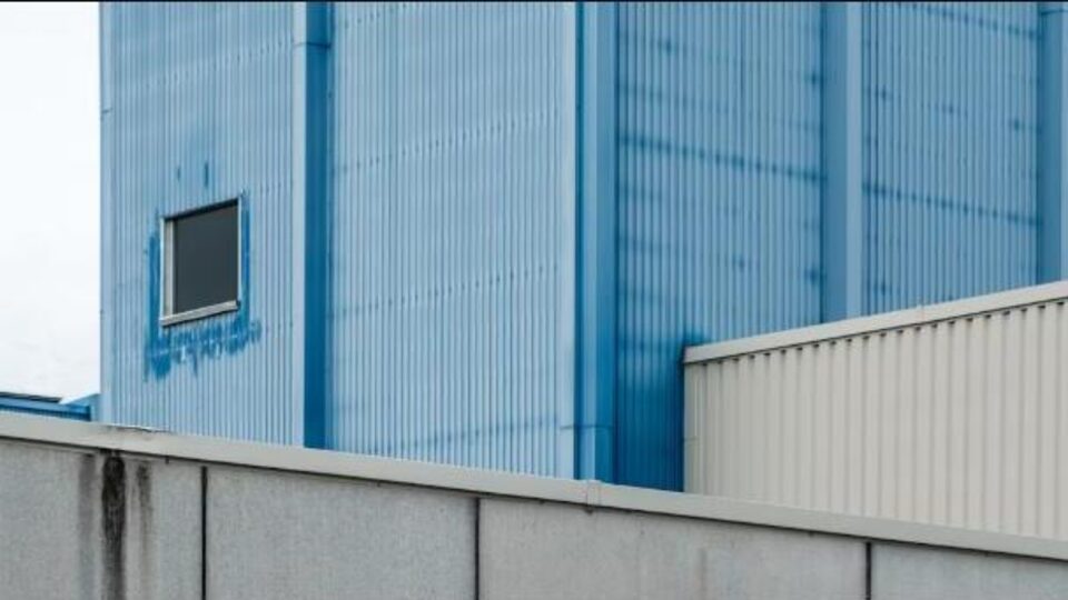 Fassade eines Industriegebäudes